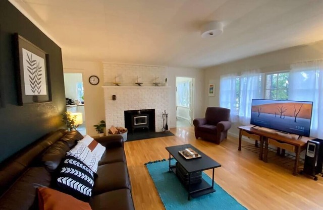 HEART OF EASTSOUND - ENTIRE HOME (NEW LISTING)