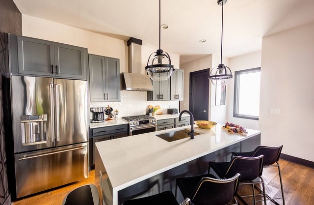 Heart of Gulch - 4 Min to Broadway - Designer Home