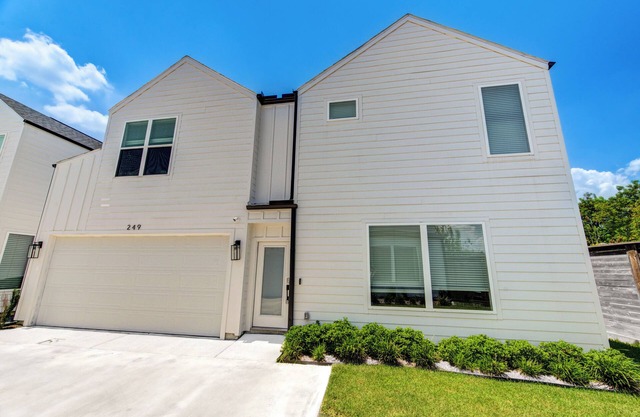 Heart of H-Town Cozy Luxe: EV charging, 2 Car garage