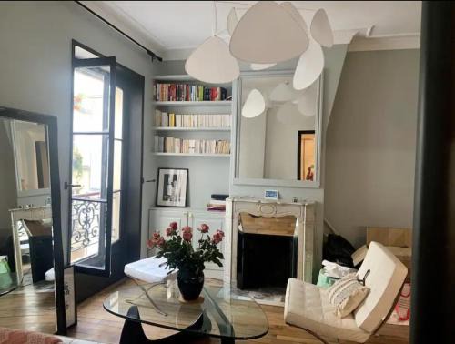 Heart of marais calm and charming NEW