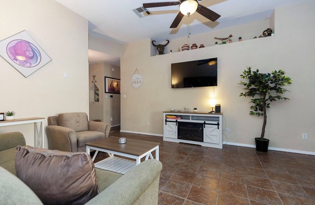 Heart of New Mexico: Cozy 3BR Pet-Friendly Home Near Hwy 70 – Sleeps 6!