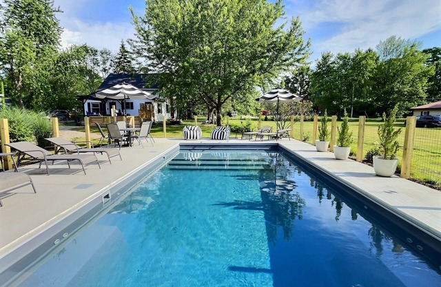 Heart of Sawyer, new heated 30’ x15’pool, easy access to best of Harbor Country!