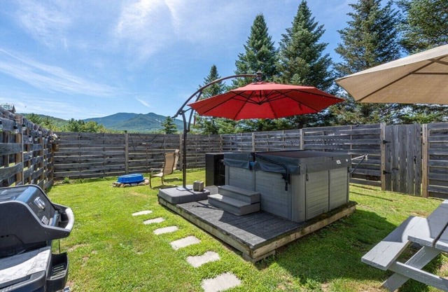 Heart of the White Mountains Cottage w Hot Tub! #3