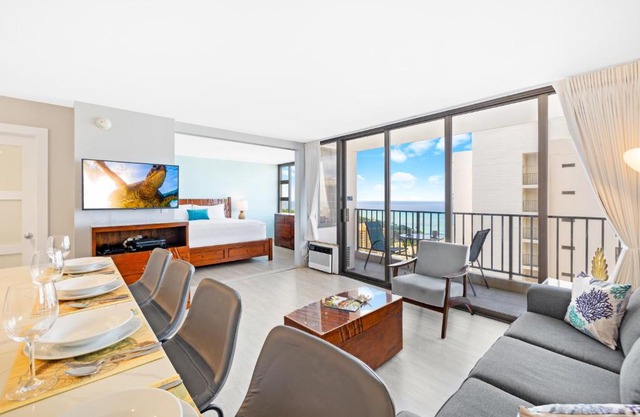 Heart of Waikiki - Ocean View Condo with Free Parking