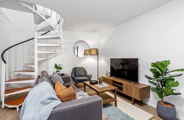 Heart of Wembley! 2 BR, 6km to Floreat Beach!