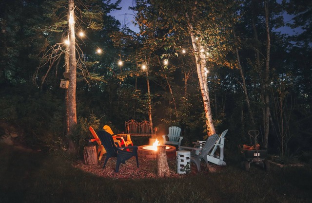 Heart of West Bedford: Cozy Garden, Bonfire & Cinema