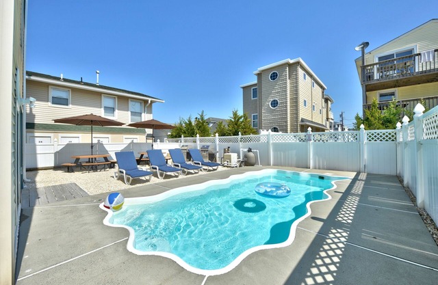 Piscina subterránea climatizada, 3ra de la playa con increíbles vistas a la playa, nueva y moderna