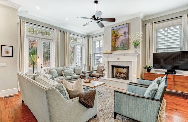 Perfectamente ubicado, gran casa de estilo Savannah en el corazón del distrito histórico.