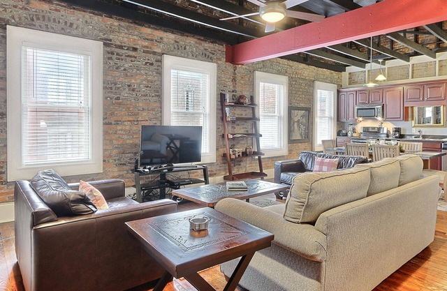 ¡Ubicación! ¡Ubicación! ¡Ubicación! Este maravilloso Broughton Street Loft lo tiene todo.