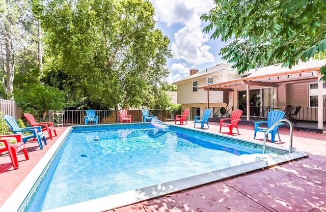 ¡Hermosa casa con mucho espacio y piscina privada!