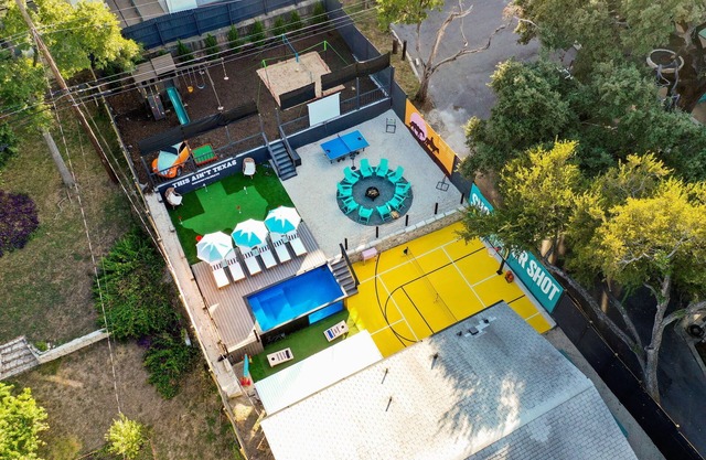 Heated Pool, B-ball, Golf, 3mi Downtown, Sleeps 18