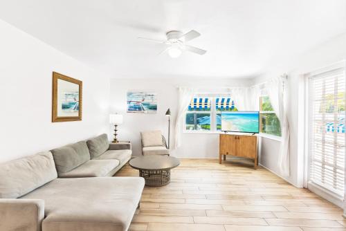 Heated Pool, Dock, on Lagoon, Turtle Beach 1 mile and Crescent Beach 2 miles, 1bdr