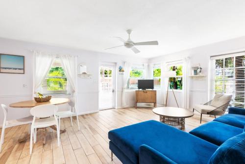 Heated Pool, Dock, on Lagoon, Turtle Beach 1 mile and Crescent Beach 2 miles, 1bdr