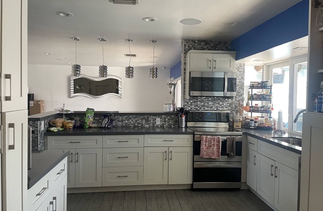 Heated pool home w/ movie theater & pool table.Near hardrock casino and beaches.