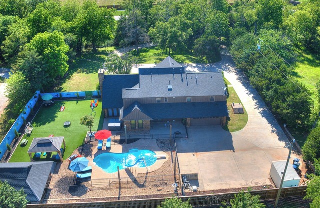 HEATED POOL, HOT TUB, AMAZING TURF, GAMES GALORE LUXURY VILLA IN OKC