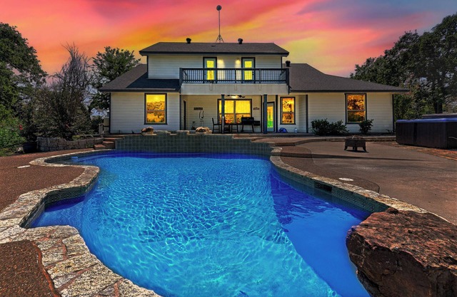Heated Pool, Hot tub, 17 beds, Pickleball, 2 Game Rooms, Arcades
