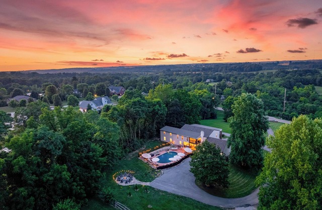*Heated Pool & Hot Tub near Bourbon Trail