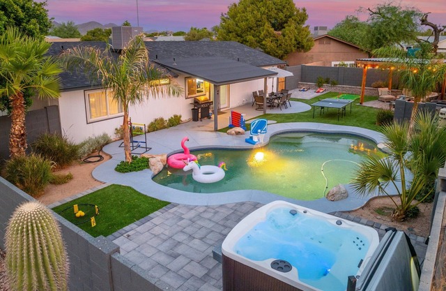 Heated Pool~Hot Tub~Ping Pong~King Bed~Yard Games
