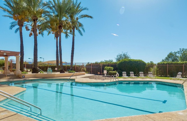 Heated Pool+Jacuzzi, Tennis+Basketball courts, 3 Bedroom & 2.5 bath