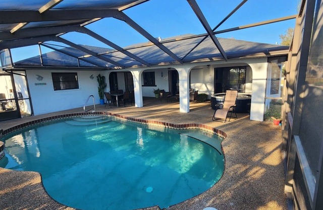 !HEATED POOL/LANAI-BBQ-CANAL WATERFRONT-NEAR BEACH/GOLF/PARK/TENNIS/RESTAURANTS!
