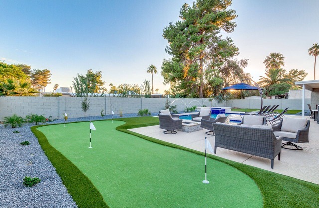 ¡Casa de lujo en Scottsdale con piscina climatizada, spa, putting green, fogata y más!