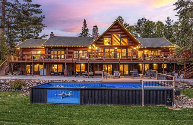 ¡Retiro privado masivo y hermoso en Long Lake! ¡7,000 + SF y 850 'de Shoreline!