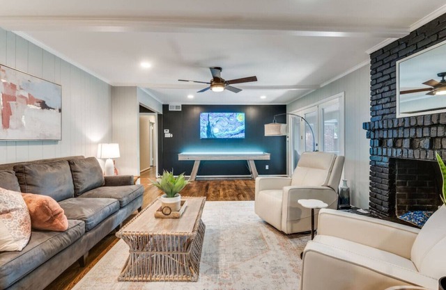 Heated Pool, Shuffleboard, Putting Green, GM RM!