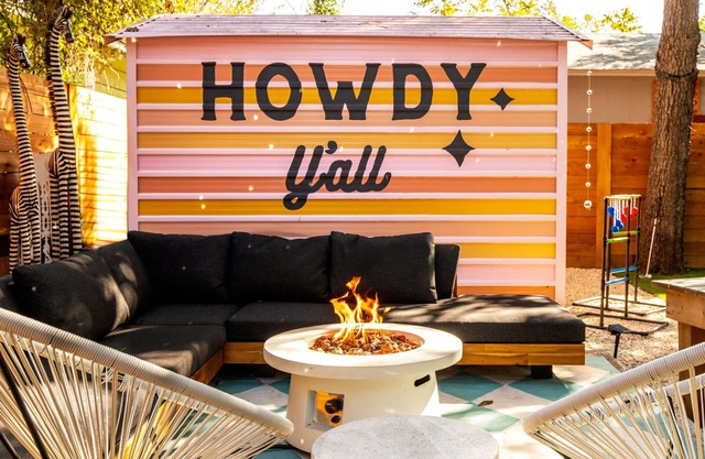 Heated Pool-Sleeps 10-Fire Pit- 2miles Downtown!