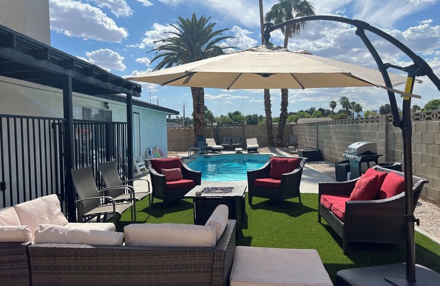 HEATED Pool, Spacious home 7 MIN to airport*