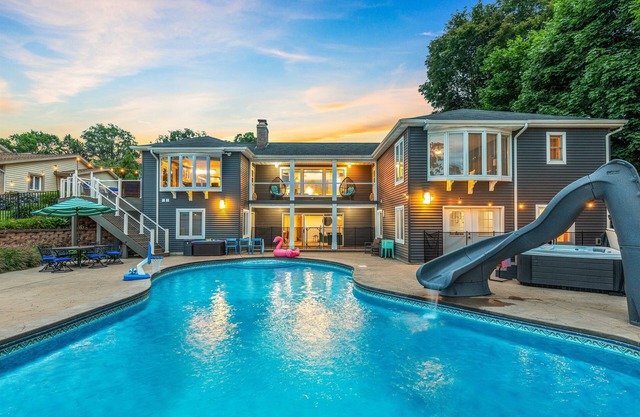 80F HeatedSaltwaterPool!HotTub*Arcade*Sauna*4Kings