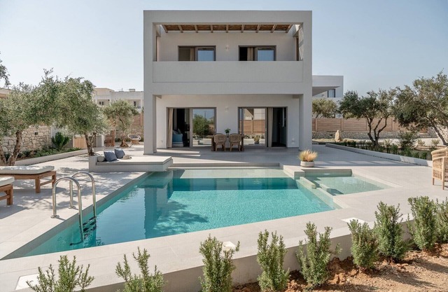 Heated private pool★Walk to Market & Taverna★500mt to the beach★