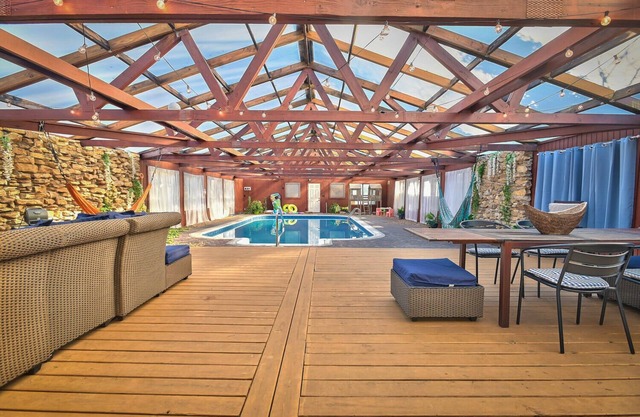 Heated Salt Water Pool and Lrg Home l Spring Break! Close to Soccer + Royals