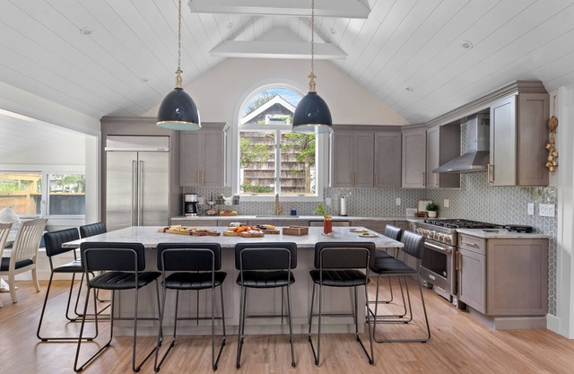 Heated Saltwater Pool 5BR 3Bth Chef's Kitchen Huge Island seats 10, LR, DR +Den