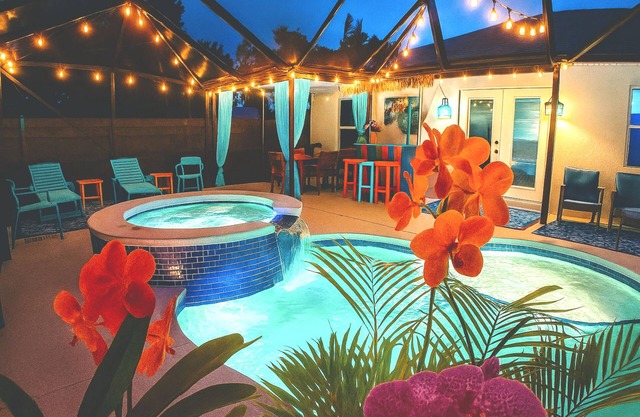 Romantic Getaway!Heated pool,Tiki bar, hot tub.Central Beaches ,Downtown/pets OK