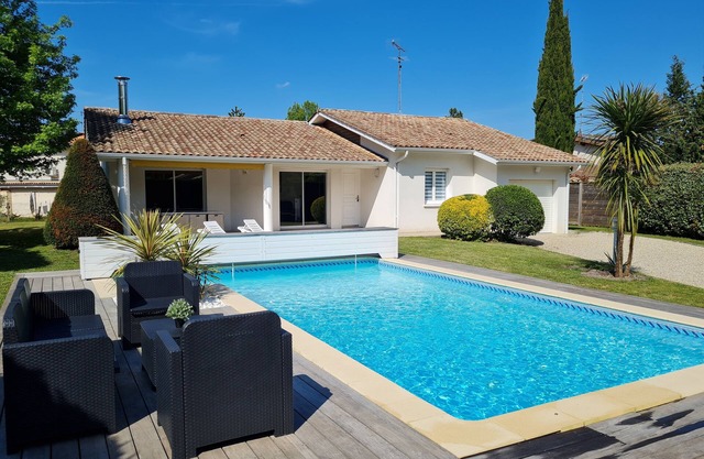 Heated swimming pool 4-star tourist accommodation 10mns walk from port Biganos