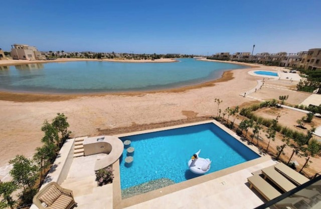 Heated Swimming Pool/Lake view/ Luxury 5 BR villa