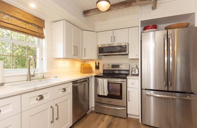 Heaven on Earth! 2 BDR Fontana Flat Walkable to Lake, Ice Cream Shop Downstairs