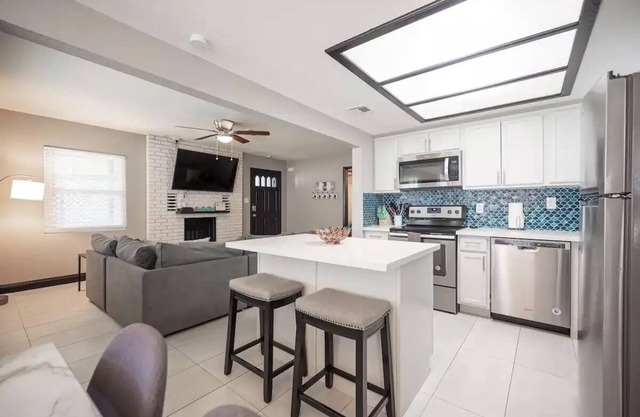 Heavenly 4 bedroom, walk to shopping & downtown!!