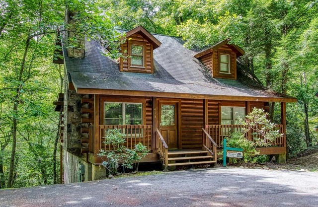 HEAVENLY HEIGHTS - GREAT LOCATION! CLOSE TO ALL THE ACTION! cabin