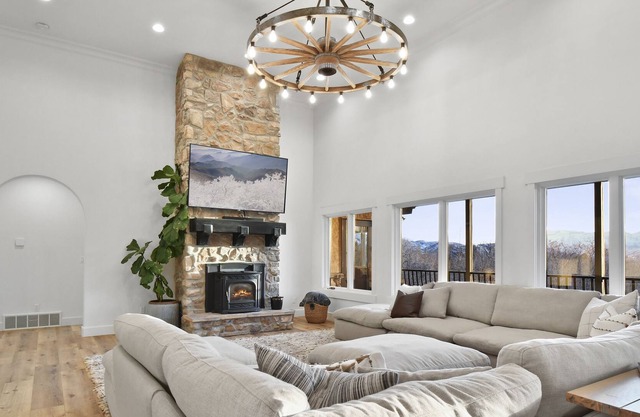 Heber Luxury Home, Sleeps 20, Adventure Base or Family Reunion, Arctic Spa!