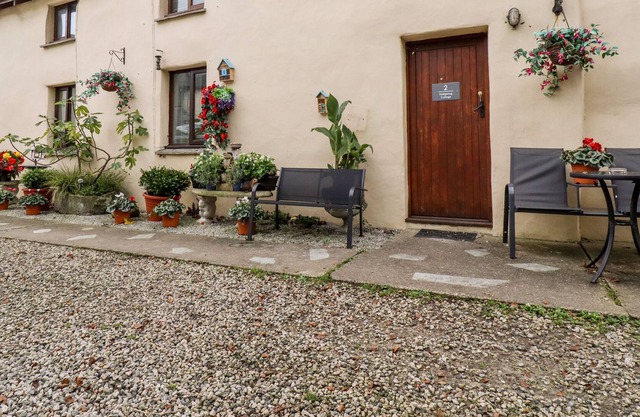 HEDGEHOG COTTAGE, pet friendly, with a garden in Kilkhampton