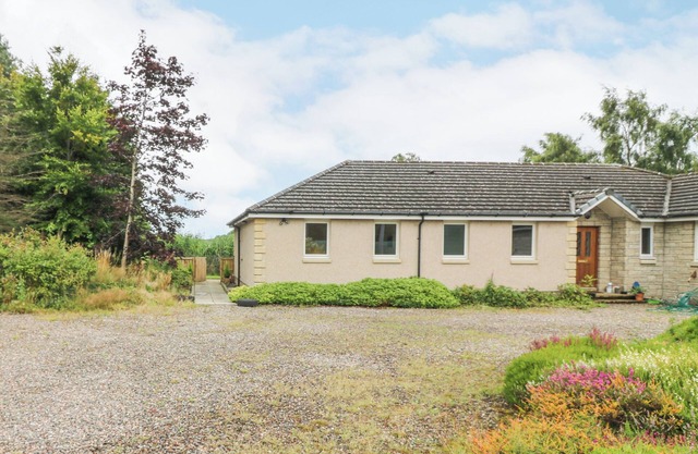 HEDGEHOGS COTTAGE, pet friendly, with a garden in Glenrothes
