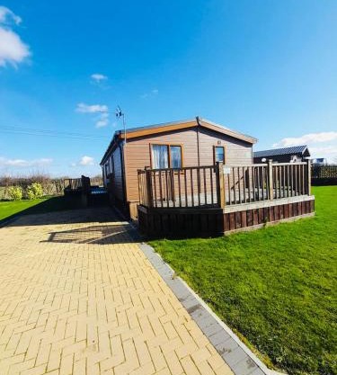 Hedgerow Lodge with Hot Tub