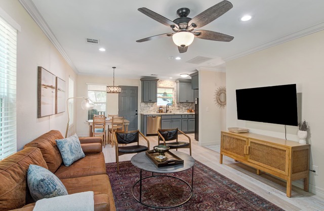 Heights bungalow - Pet Friendly 6 miles from downtown