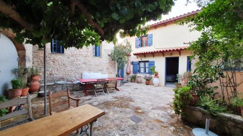 Hekate House, bohemian country house for 4 persons