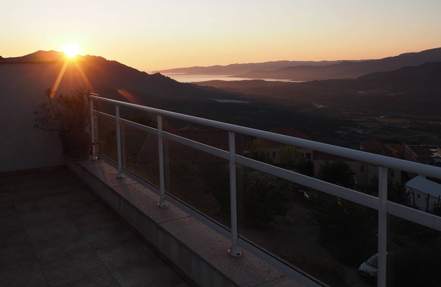 Helicryse, quiet accommodation with sea and mountain views, 15 mins from the beach