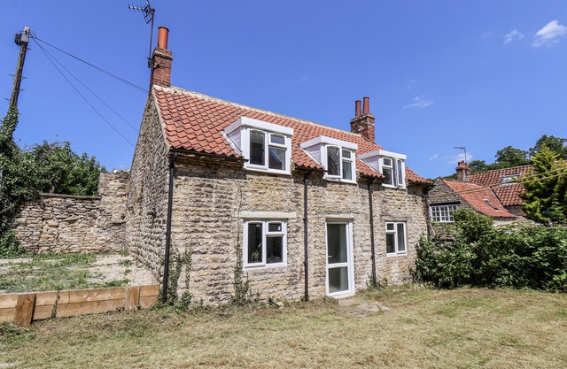 HEMDIN COTTAGE, pet friendly, with a garden in Thornton Dale