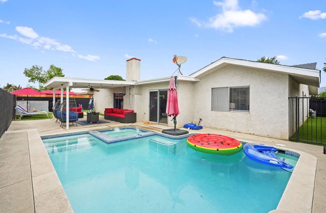 Summer Family Fun: Pool-Hot Tub-Game Room-Gym-FirePit-BBQ