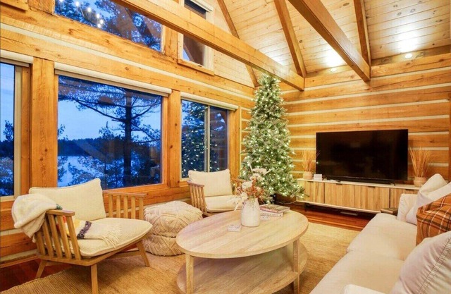 Hemlock Hideaway Waterfront, Games Room, Hot Tub