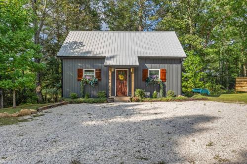 Hemlocks Over Muir in Rogers KY - Hot Tub & WiFi